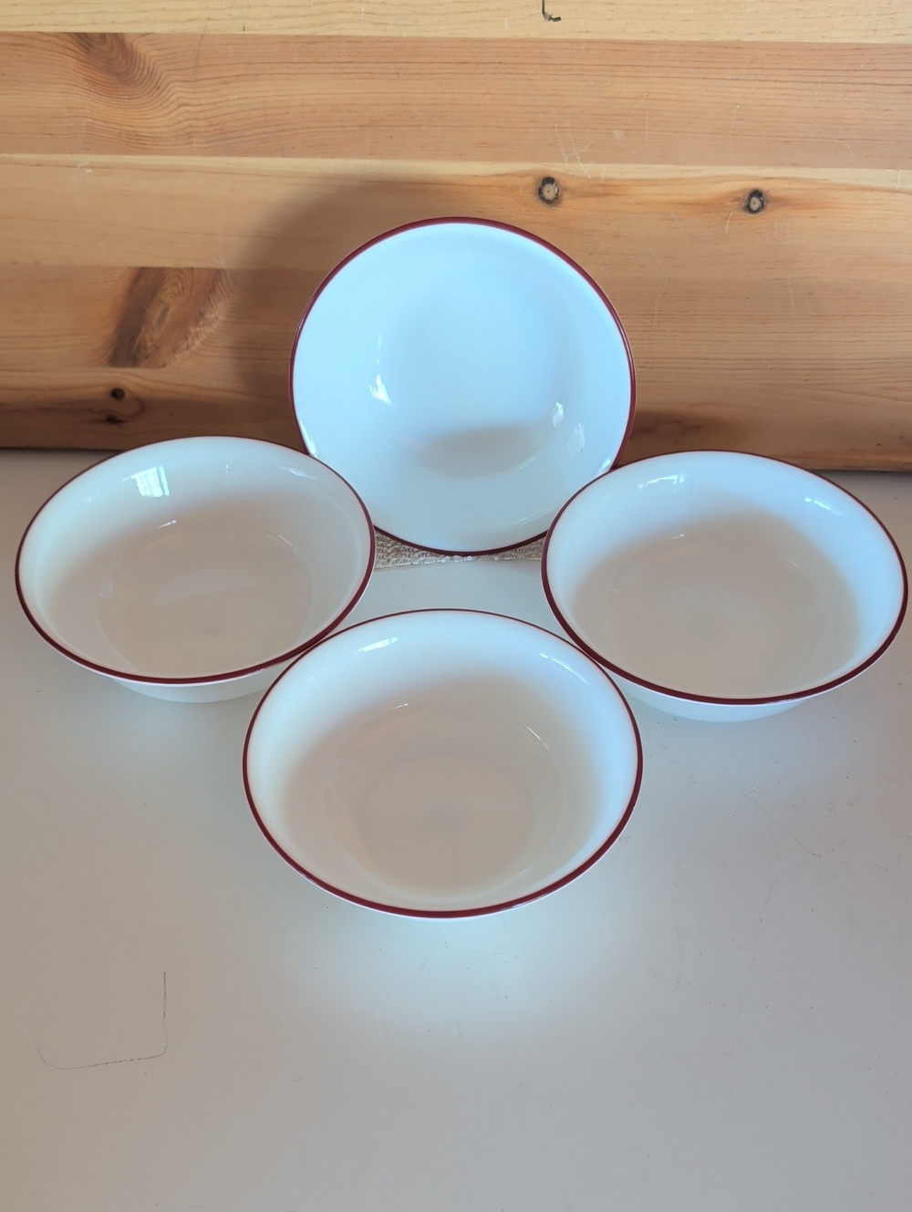 Set of 4 Corelle, Salad/Soup/ Cereal Bowls with Red Rim.🌟